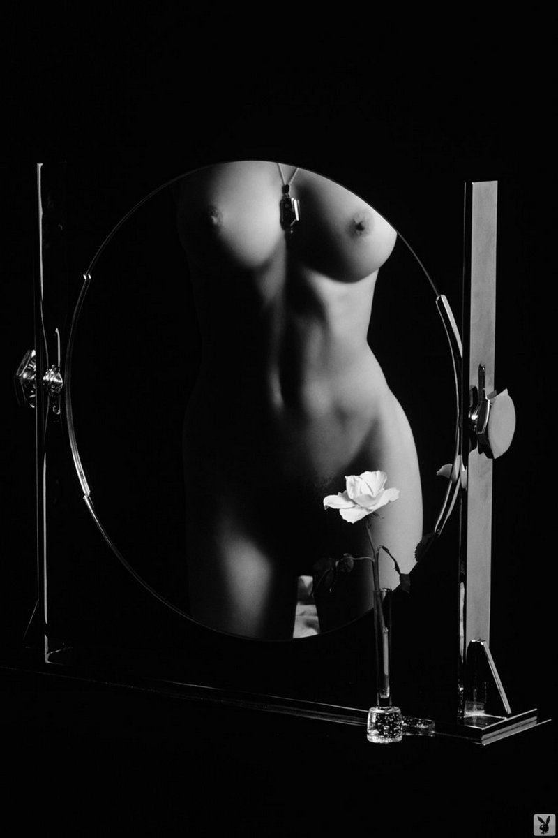 Эротическая ню фотосессия зрелой женщины в черно белом стиле