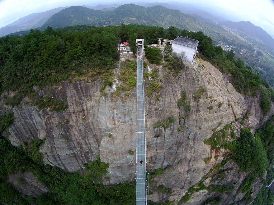 Длинный стеклянный мост между двумя скалами в Китае