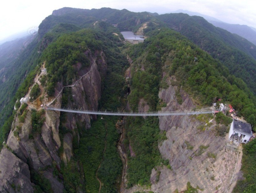 Длинный стеклянный мост между двумя скалами в Китае