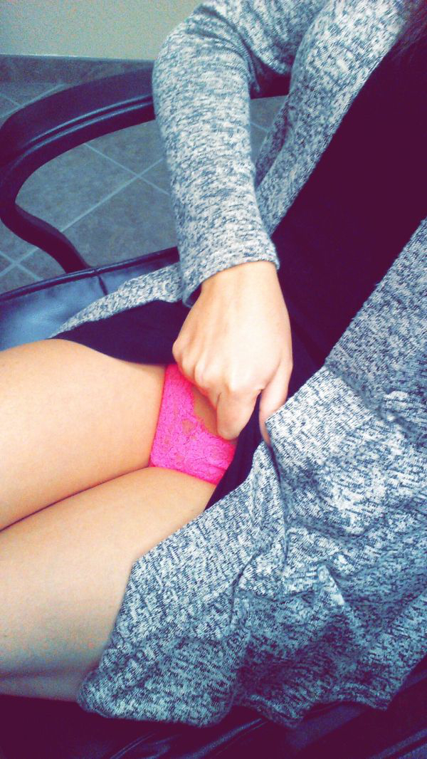 Латинская девушка сняла нижнее бельё для домашней мастурбации по вебкамере