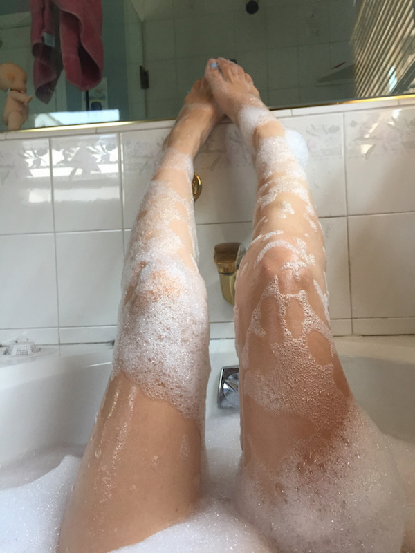 Сочная голая пышка бреет ноги в ванной