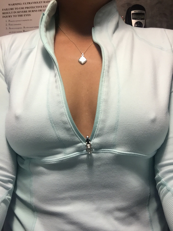 Жена одевает кофту на голую грудь фото