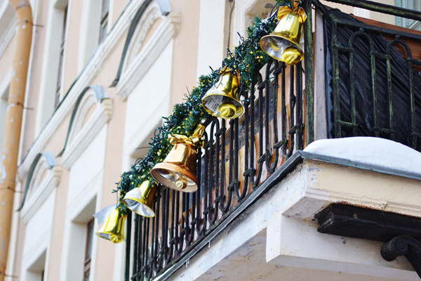20 ідей, як прикрасити балкон до Нового року