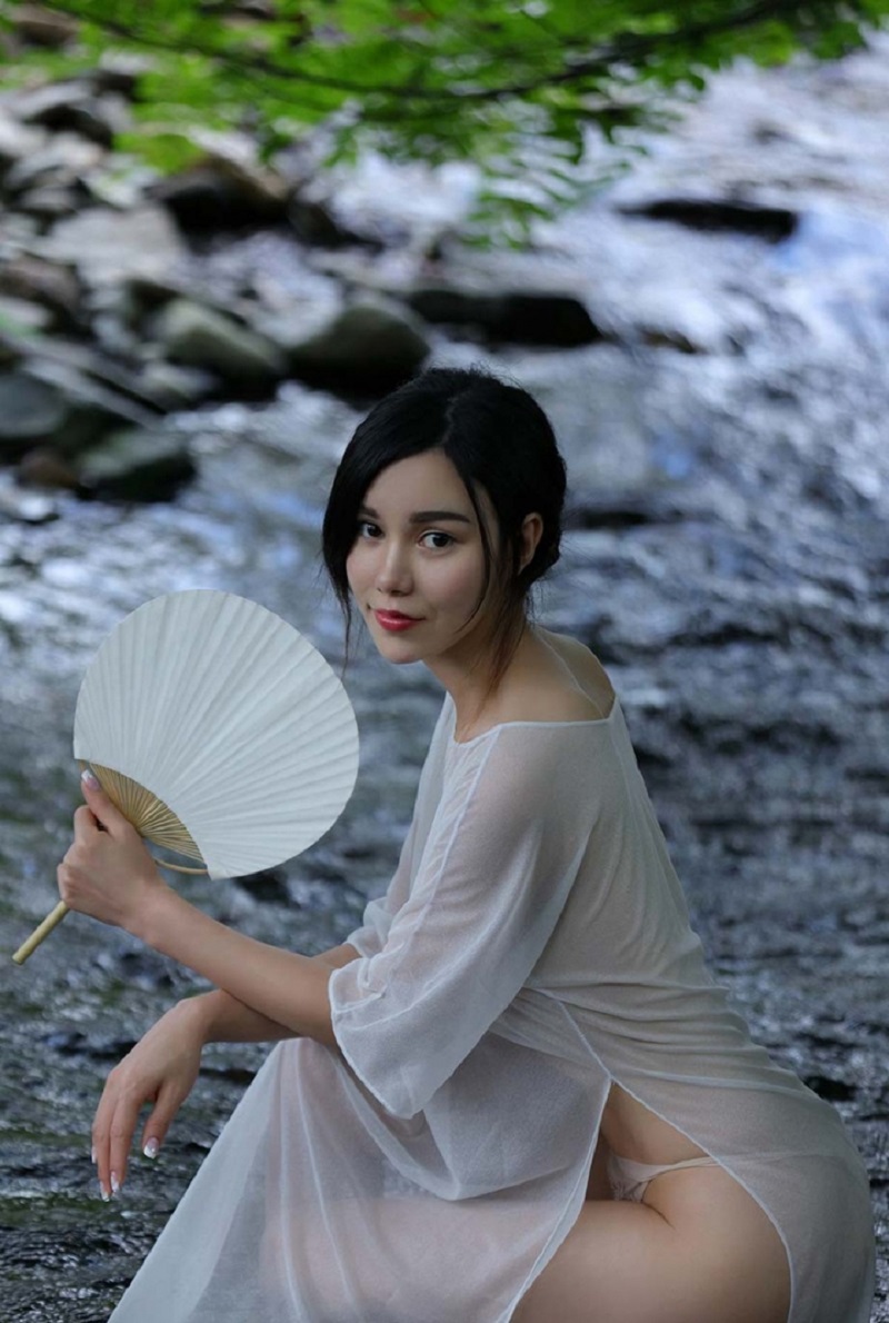 Наши фотографы сфотографировали голую японскую красотку специально для вас