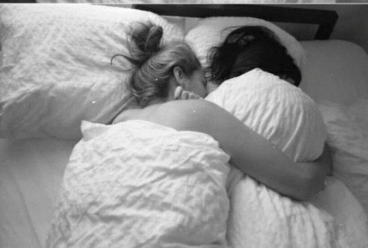 Девушки обнимаются в кровати 59 фото