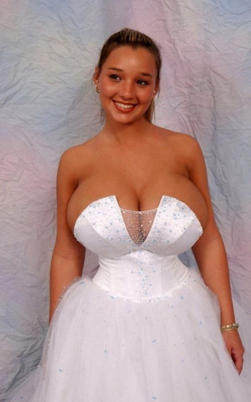 Грудастая невеста снимает платье