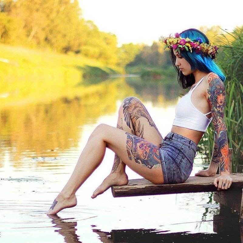 Татуированная красотка искупалась в теплой воде и показала свои сексуальные ножки