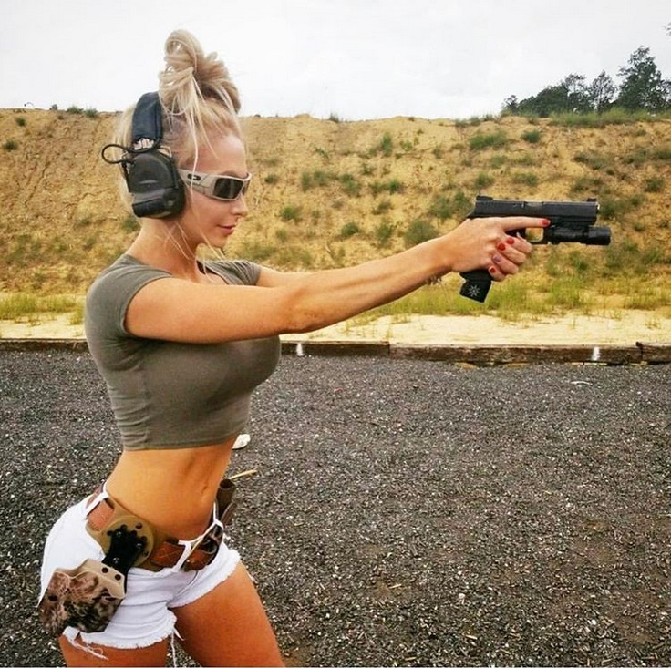 Голая девушка в оружием сражает наповал