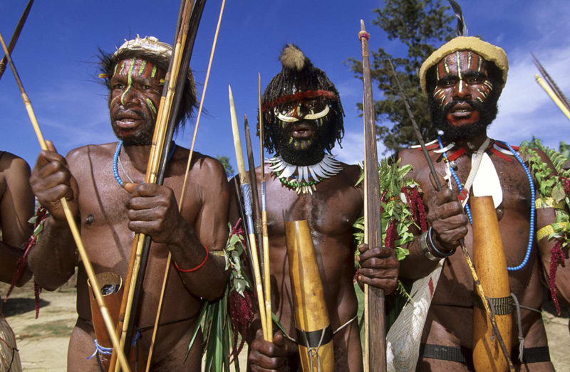 Племя Короваи в Индонезии