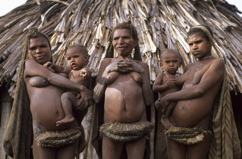 Племя Короваи в Индонезии