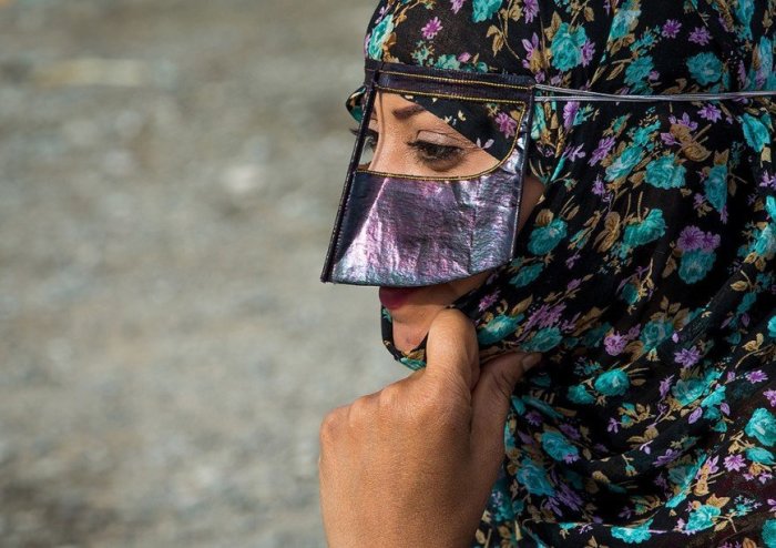 Для чего иранским женщинам усатые маски