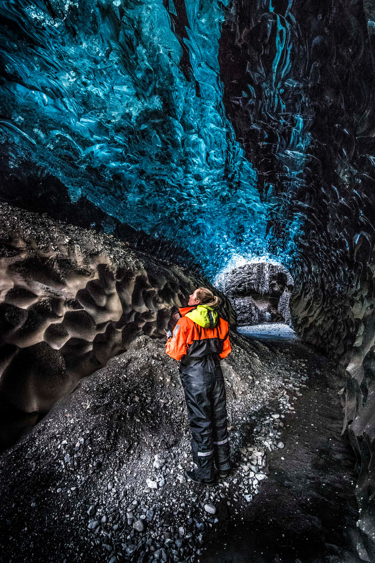 Ледяные пещеры на крупнейшем леднике в Исландии