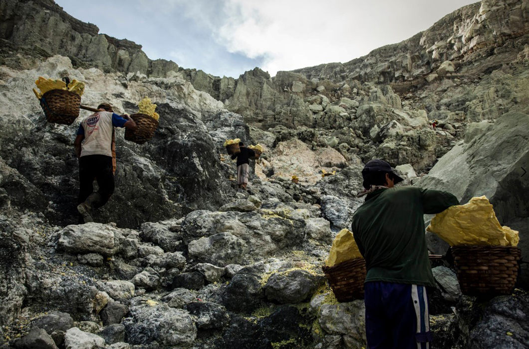 Как добывают серу в кратере вулкана Иджен