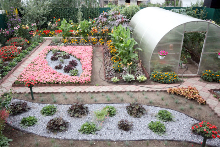 Декоративные огородные грядки с цветочными композициями