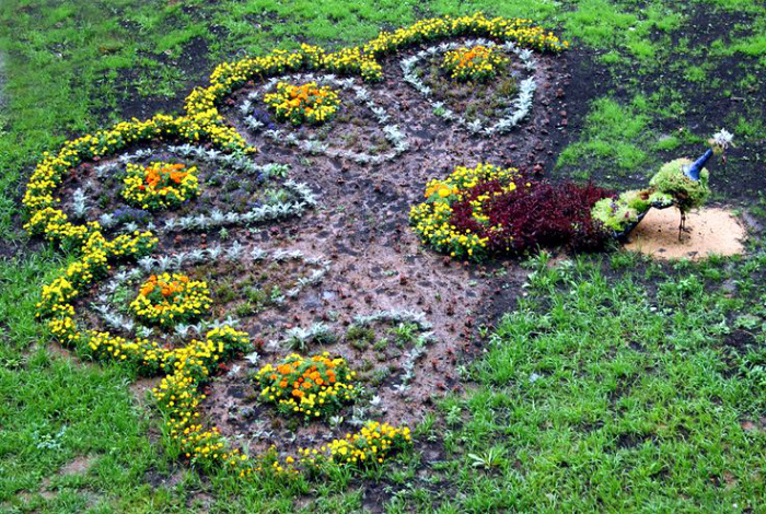 Декоративные огородные грядки с цветочными композициями