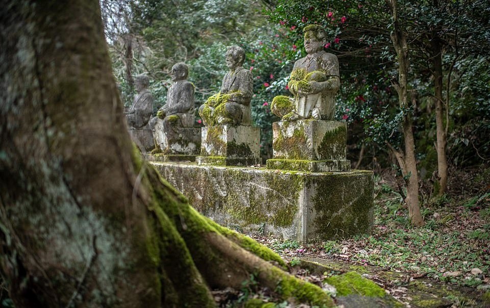 Забытый парк каменных скульптур в Японии