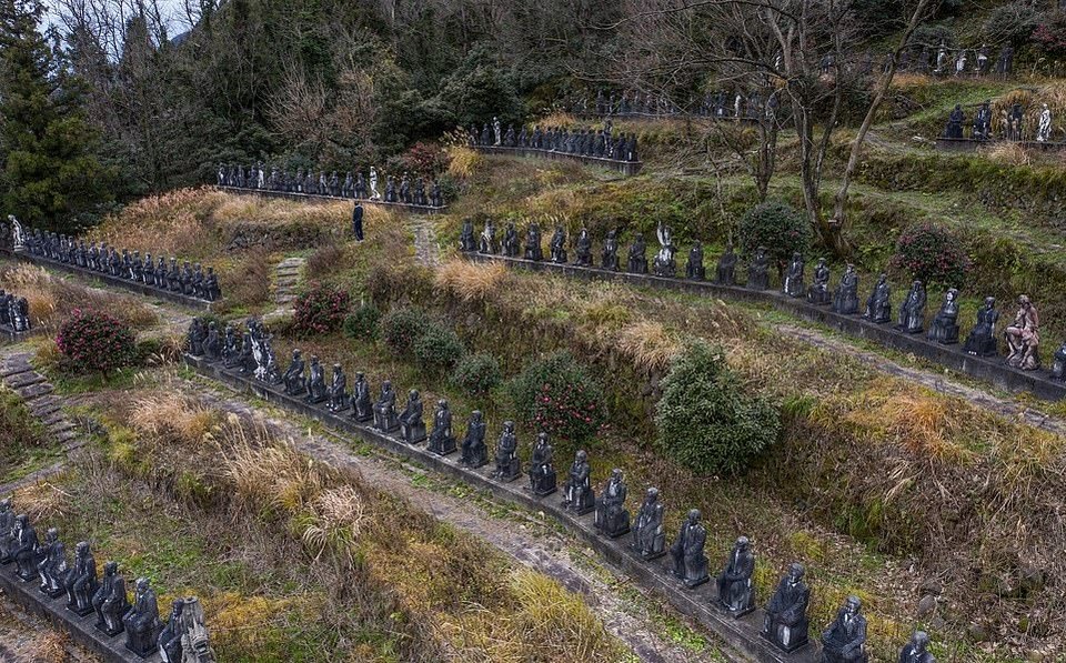 Забытый парк каменных скульптур в Японии
