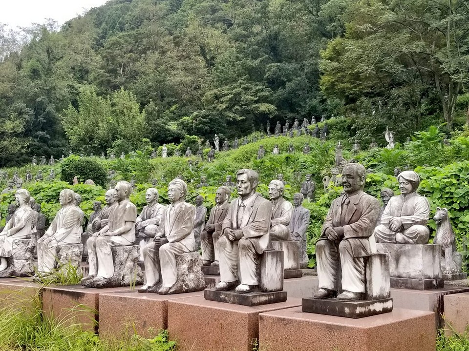 Elfelejtett kő szobor park Japánban