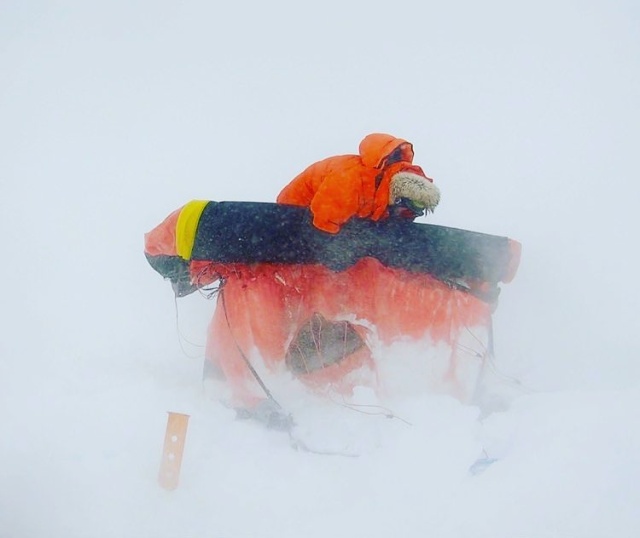 A szélsőséges Colin O'Brady egyedül lépett át Antarktiszon a síléceken