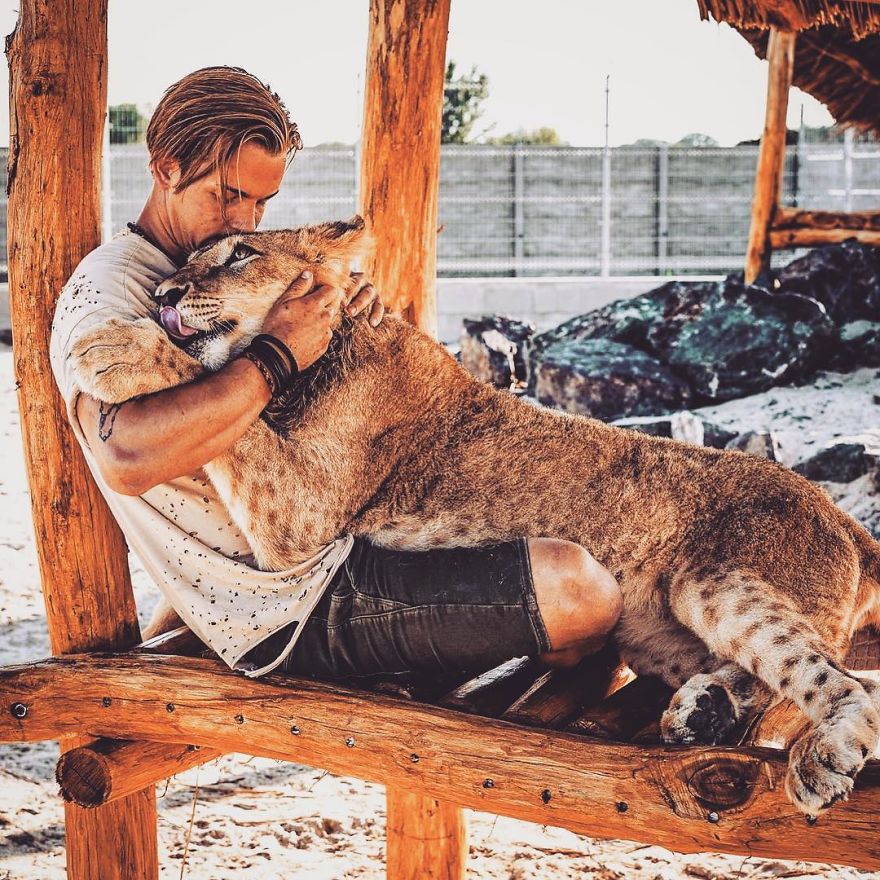Швейцарец бросил всё и переехал в Африку спасать животных Животные