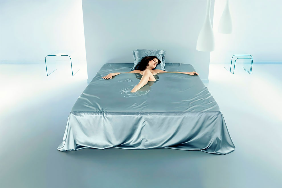 Танцовщица разлеглась на кровати и проветривает мокрую дырку