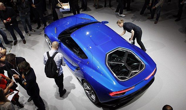 Lamborghini выпустили новый суперкар с электрическим и бензинным двигателями