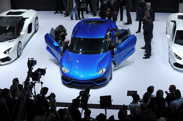 Lamborghini выпустили новый суперкар с электрическим и бензинным двигателями