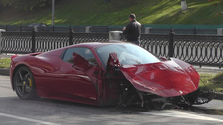 Летчик на Ferrari протаранил три автомобиля