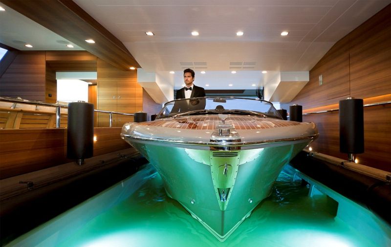 Мега-яхта с гаражом для катера, бассейном и спортивным залом