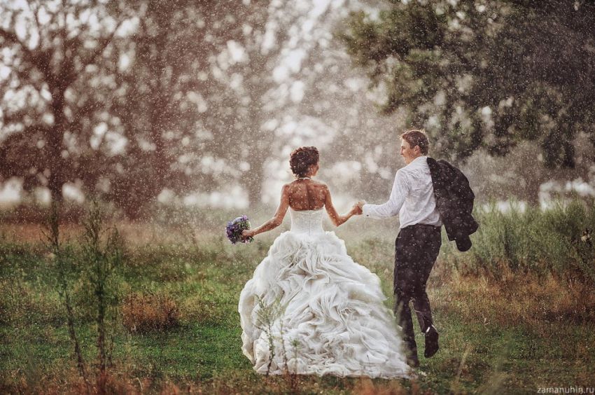 Молодожены, которые не испугались дождя в день своей свадьбы