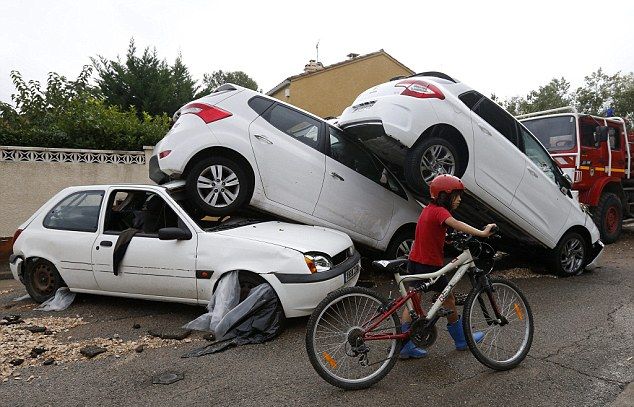 Разбросанные ураганом автомобили