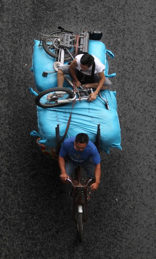 Трехколесные велосипеды и мопеды в китайских торговых районах