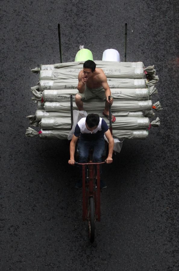 Трехколесные велосипеды и мопеды в китайских торговых районах