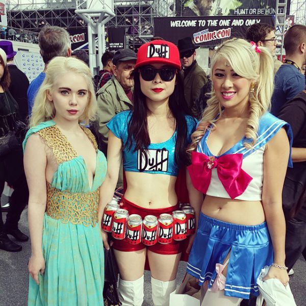 Девушки на фестивале New York City Comic Con 2014