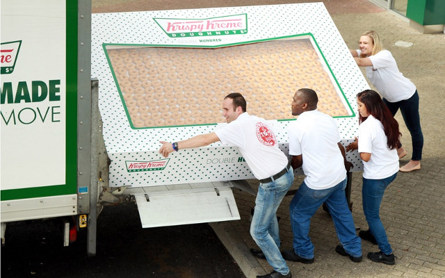 Огромная коробка с 2400 пончиками