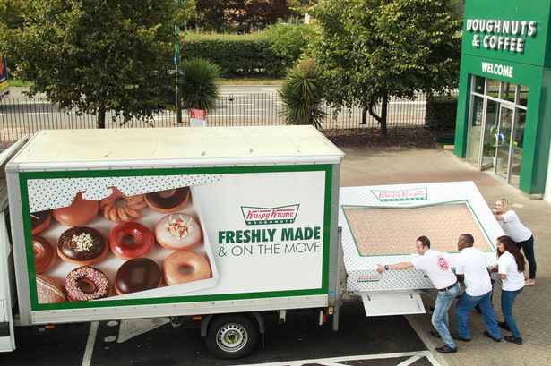 Огромная коробка с 2400 пончиками