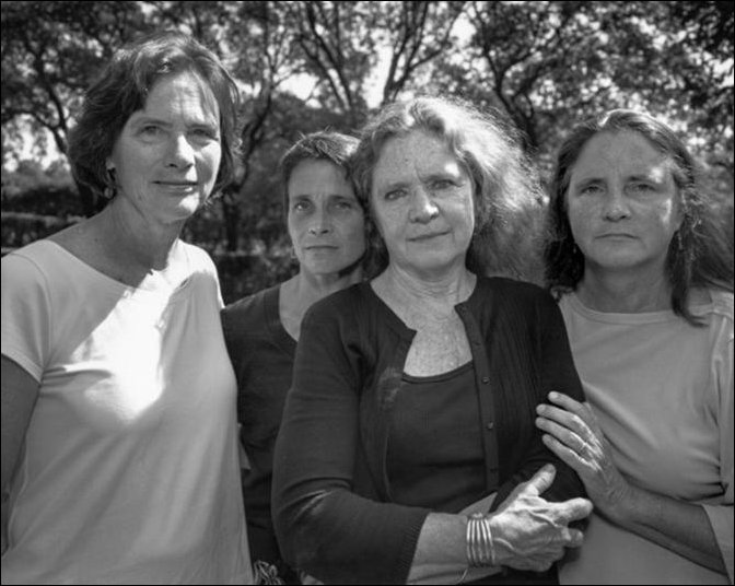 4 сестры фотографировались вместе на протяжении 40 лет