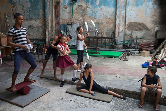 Дети на Кубе осваивают профессию циркача