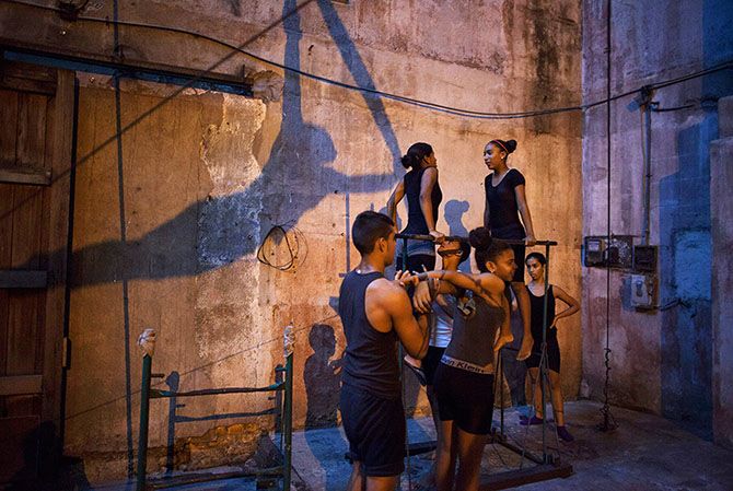 Дети на Кубе осваивают профессию циркача