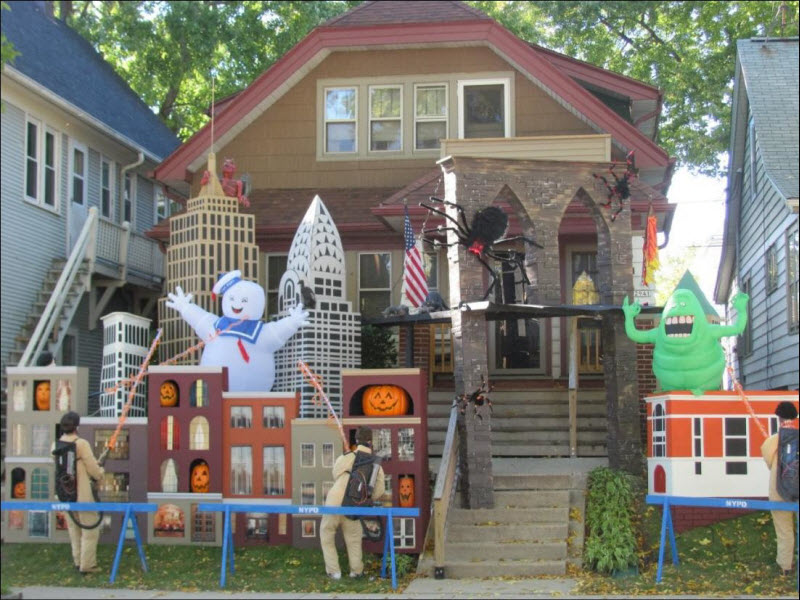 Креативные украшения домов на Хэллоуин