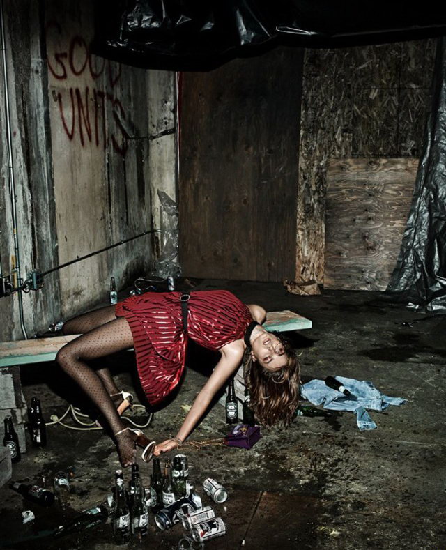 Модная фотосессия в грязном подвале
