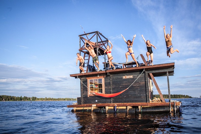 Плавающая сауна-домик в Финляндии