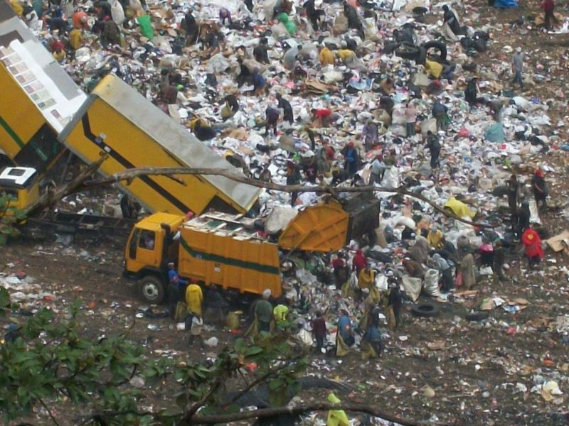Копатели сокровищ среди гор мусора
