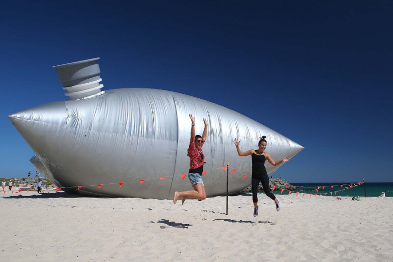 Город превращается в море. Яркие пляжные здания. Фестиваль «Sculpture by the Sea» на пляжах Австралии.