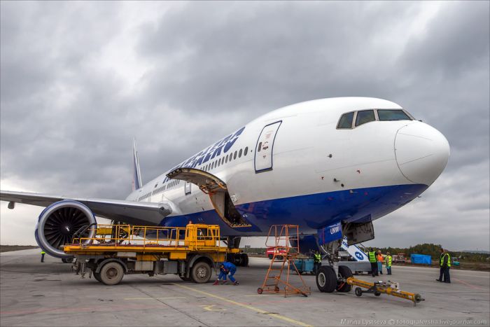 Как обслуживают Боинг-777-200 в аэропорту