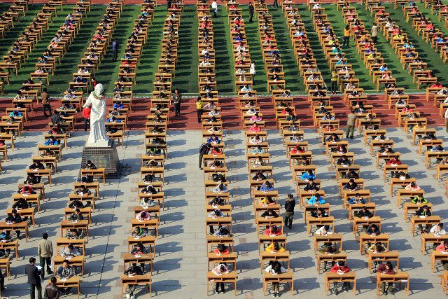 Экзамен на свежем воздухе для тысячи студентов