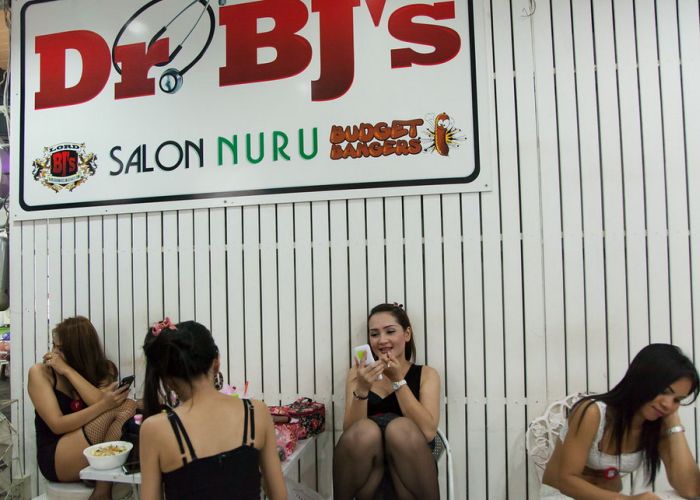 Dr. BJ's Salon - минет-бар в Бангкоке