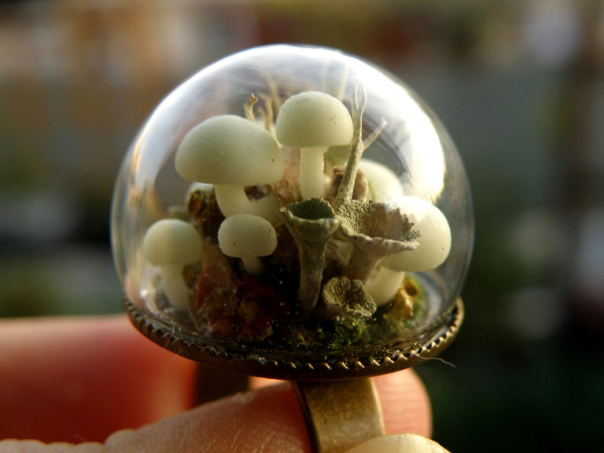 Кольца из стеклянных шаров с частичками природы