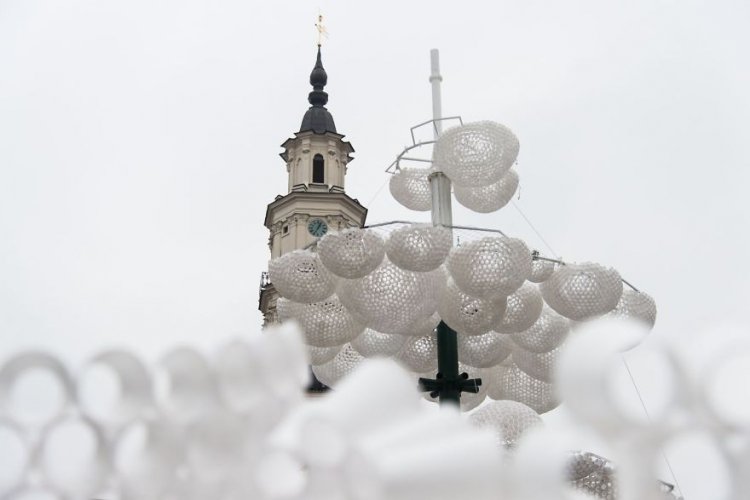 Полная облаков рождественская елка в Каунасе