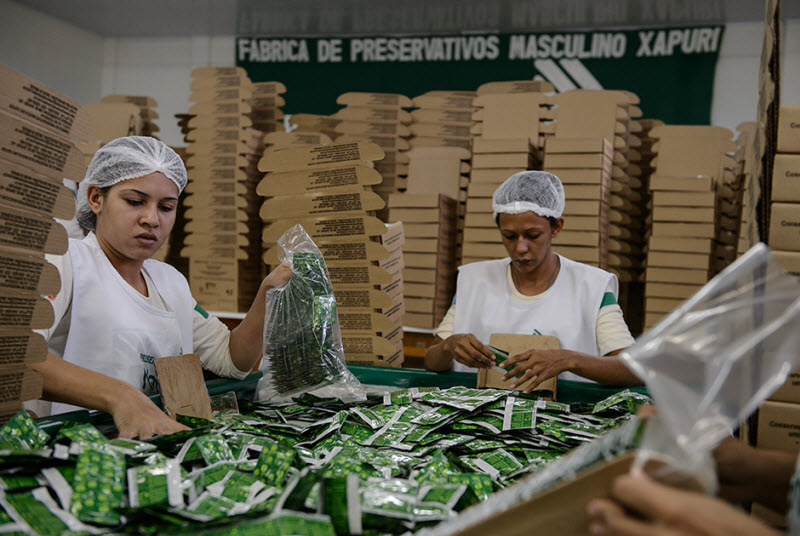 Производство презервативов  в лесах Бразилии